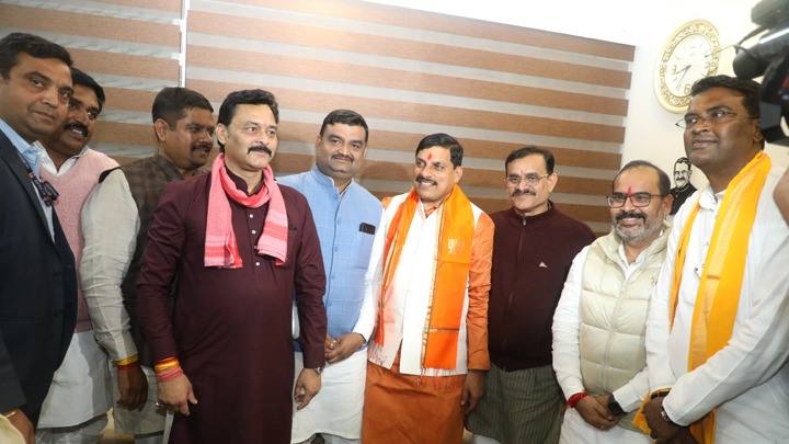नव नियुक्त मुख्यमंत्री डॉ. यादव ने सांसद श्री शर्मा के निवास पहुंचकर सौजन्य भेंट की